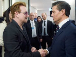 Aquí vemos a Bono saludando a Enrique Peña Nieto, días después de que el presidente de México condecorará con el Orden del Águila Azteca al rey saudi, Salmán bin Abdulaziz, el hombre que apenas este mes ejecuto a 47 personas.