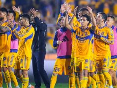 Club Tigres y Tecate anuncian el cierre de un ciclo después de 30 años de una relación histórica Jugadores del Club Tigres portando la playera oficial con el icónico patrocinio de Tecate en el estadio.