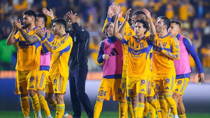WhatsApp Image 2026-07-01 at 5.16.16 PM Jugadores del Club Tigres portando la playera oficial con el icónico patrocinio de Tecate en el estadio.