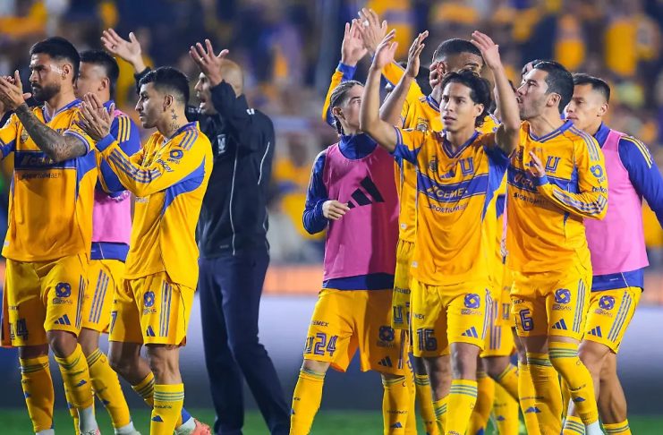 Jugadores del Club Tigres portando la playera oficial con el icónico patrocinio de Tecate en el estadio.