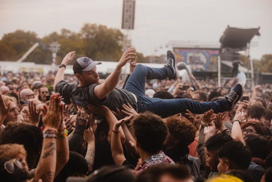 Reseña del Riot Fest 2026: Comunidad, punk rock y… lodo